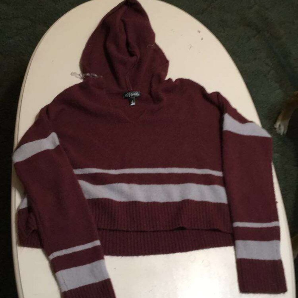 Crop top long sleeved shirt.